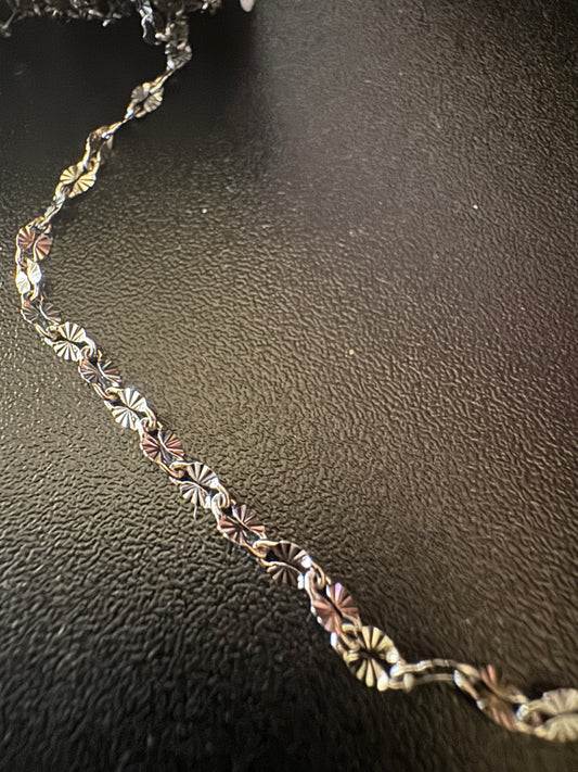 Rica Lippy Stainless steel embossed starburst chain